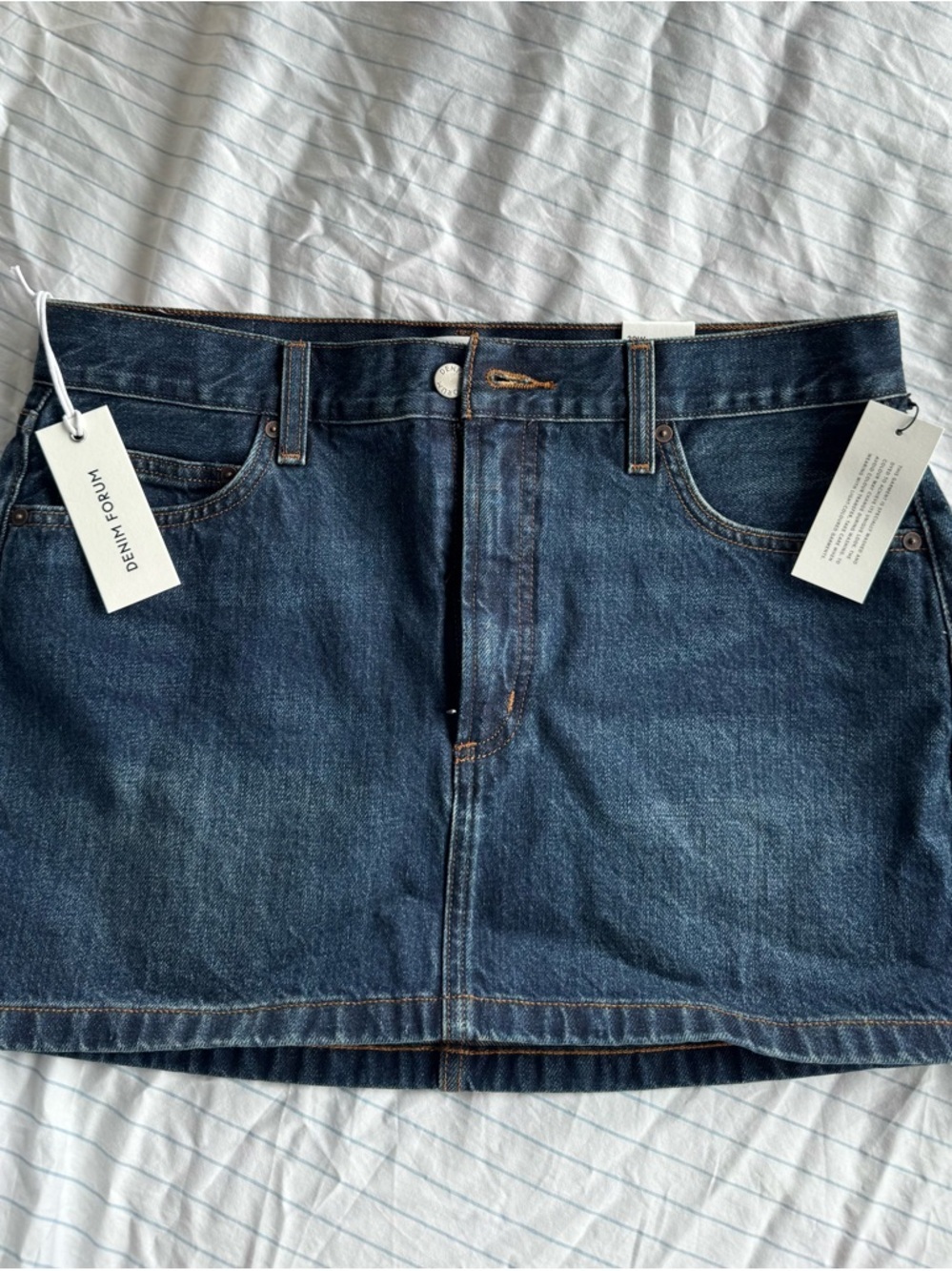 Aritzia Denim Forum The 90s Ricci Mid-Rise Micro Jean Skirt, size: 29. NWT - Picture 3 of 3